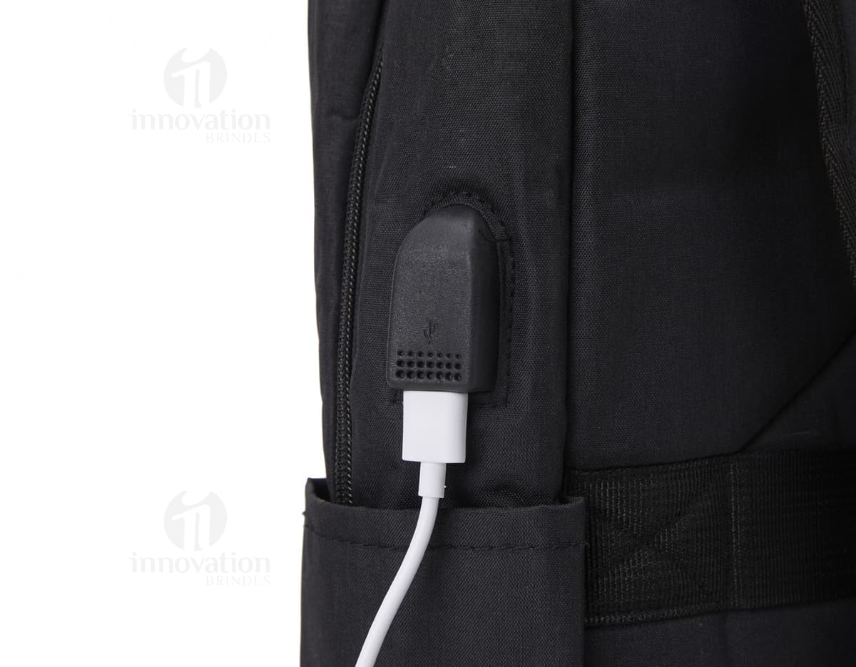 Mochila de nylon USB 20 litros - Moderna e versátil, ideal para viagens e transporte diário. Armazene seus pertences com estilo e praticidade. Compartimento USB integrado para recarregar eletrônicos. Compre já e tenha uma companheira resistente e elegante!