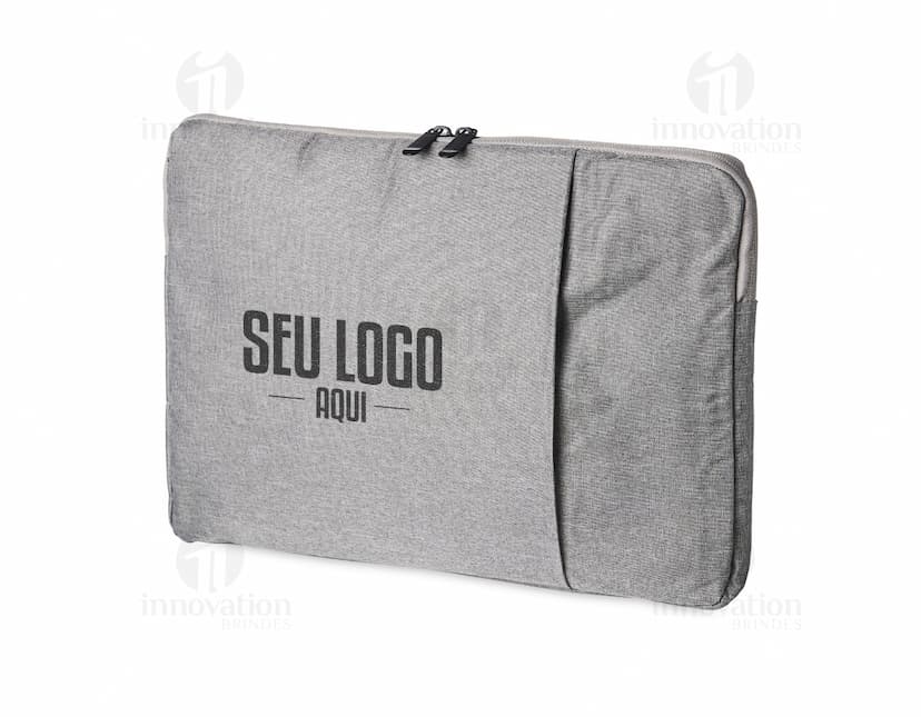 Pasta para notebook 15,6 em couro marrom, ideal para guardar e transportar com segurança seu computador e acessórios. Fechamento com botão, design elegante e moderno.