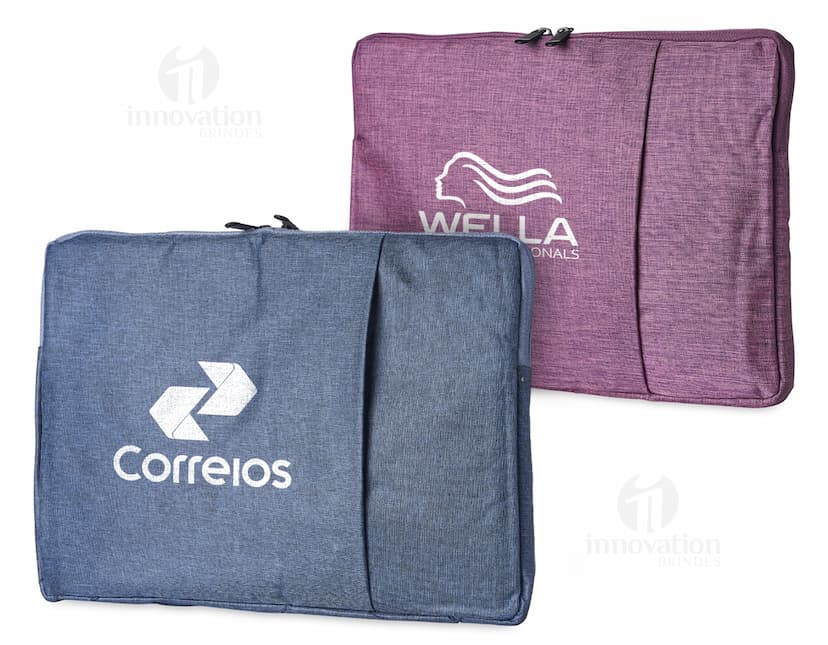 Pasta para notebook 15,6 em couro marrom, ideal para guardar e transportar com segurança seu computador e acessórios. Fechamento com botão, design elegante e moderno.
