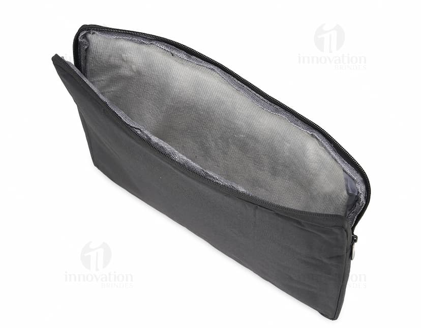 Pasta para notebook 15,6 em couro marrom, ideal para guardar e transportar com segurança seu computador e acessórios. Fechamento com botão, design elegante e moderno.