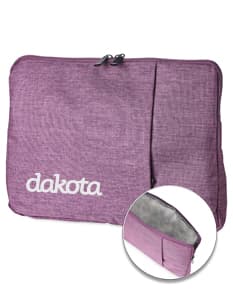 Container de couro marrom elegante e moderno, com fecho de botão, ideal para armazenar e transportar tablet de 12,4 polegadas. Design clean e sofisticado, perfeito para uso pessoal ou profissional.
