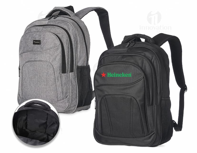 Homem sorrindo, vestindo terno, carregando uma mochila de nylon preta de 30 litros nas costas.