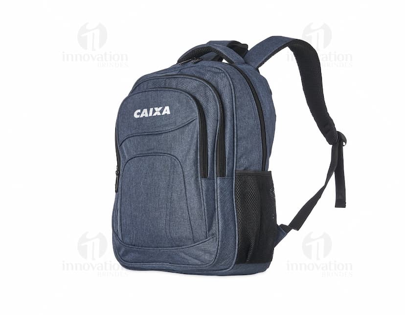 Homem sorrindo, vestindo terno, carregando uma mochila de nylon preta de 30 litros nas costas.