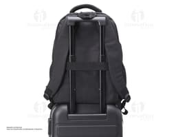 Homem sorrindo, vestindo terno, carregando uma mochila de nylon preta de 30 litros nas costas.