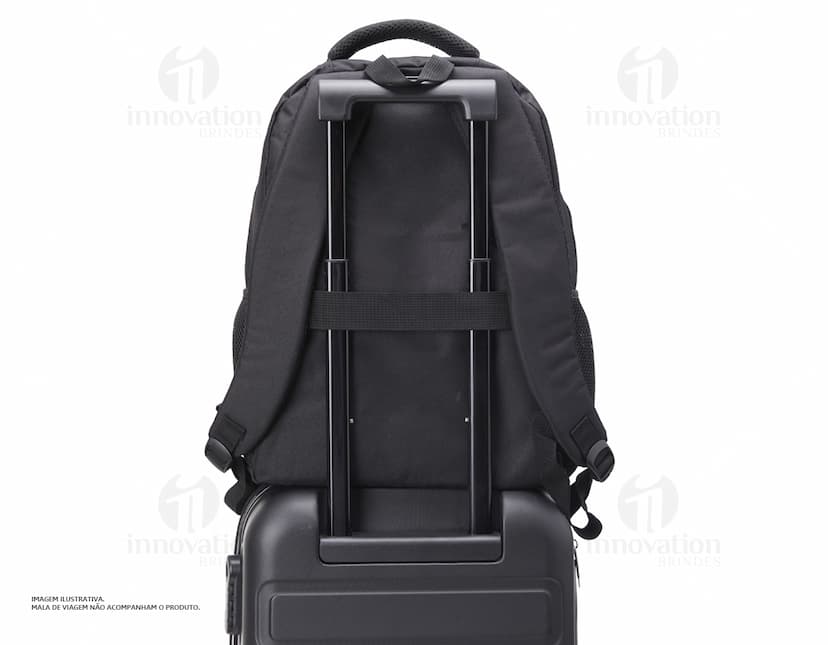 Homem sorrindo, vestindo terno, carregando uma mochila de nylon preta de 30 litros nas costas.