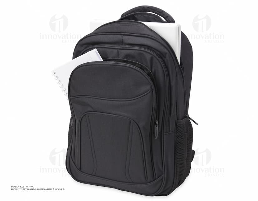 Homem sorrindo, vestindo terno, carregando uma mochila de nylon preta de 30 litros nas costas.