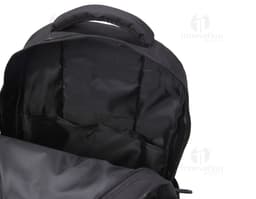 Homem sorrindo, vestindo terno, carregando uma mochila de nylon preta de 30 litros nas costas.