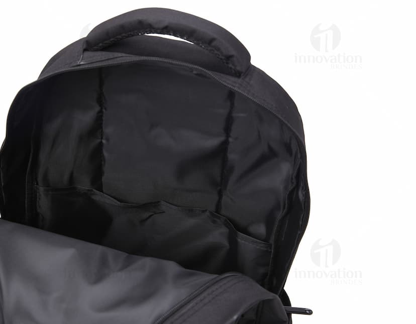 Homem sorrindo, vestindo terno, carregando uma mochila de nylon preta de 30 litros nas costas.