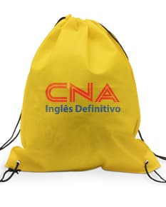 Mochila Saco TNT com Costura Termo Selada em preto, moderna e elegante, com detalhes de zíper e fecho, desenho em estilo cartoon.