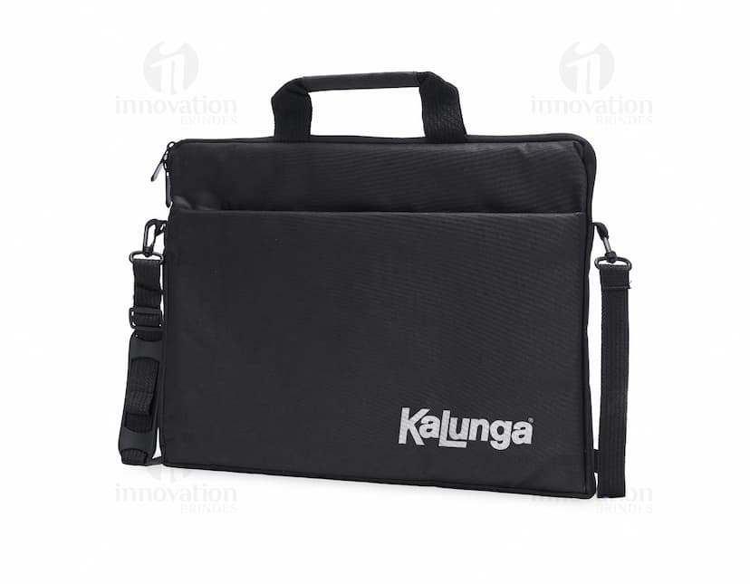Mala de negócios em couro preto, com alça e fecho de metal. Perfeita para armazenar e transportar objetos pessoais, como notebooks de 15,6 polegadas. Elegante e moderna, ideal para viagens a trabalho ou compras.