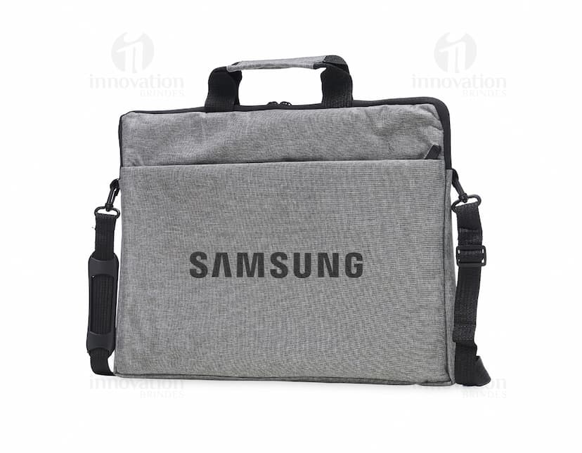 Mala de negócios em couro preto, com alça e fecho de metal. Perfeita para armazenar e transportar objetos pessoais, como notebooks de 15,6 polegadas. Elegante e moderna, ideal para viagens a trabalho ou compras.