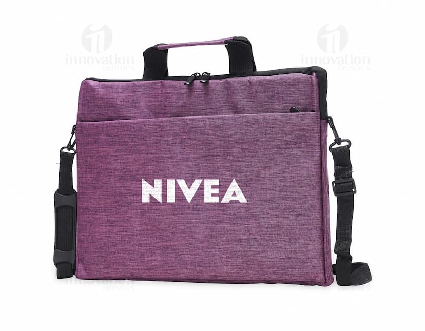 Mala de negócios em couro preto, com alça e fecho de metal. Perfeita para armazenar e transportar objetos pessoais, como notebooks de 15,6 polegadas. Elegante e moderna, ideal para viagens a trabalho ou compras.