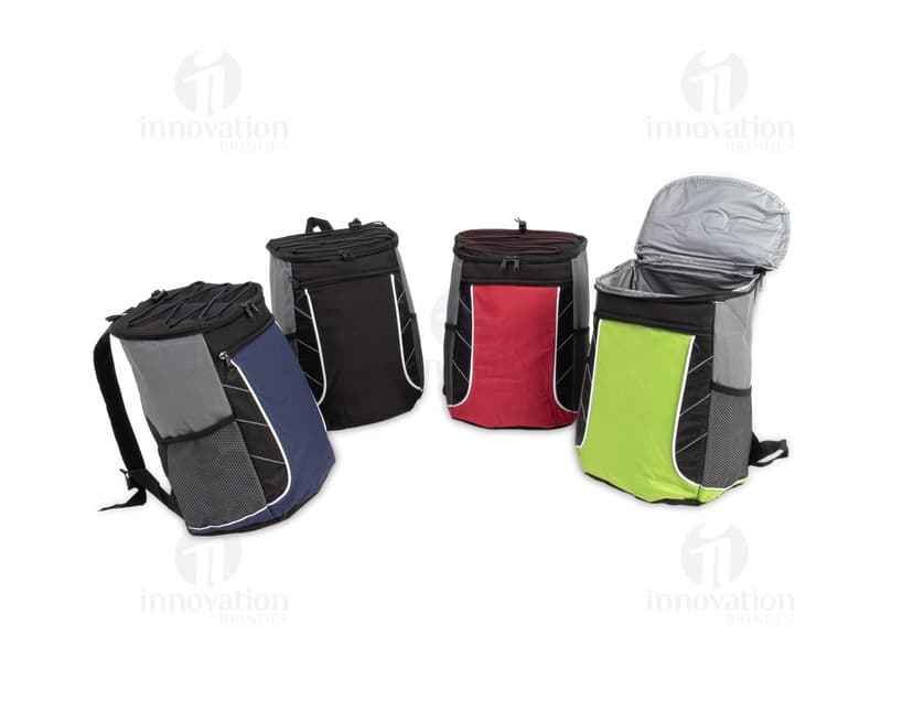 Mochila térmica de 18 litros em couro preto e metal prateado, com alça de transporte, fecho de fita e design moderno e elegante. Ideal para viagens, negócios e celebrações, esta bolsa térmica é o presente perfeito para um aniversário ou ocasião especial.