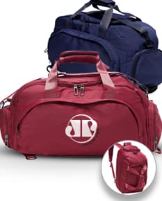 Bolsa esportiva preta de 32 litros feita de couro com fecho de zíper, alças ajustáveis e alça de mão. Possui um design moderno e elegante, ideal para viagens e atividades esportivas.