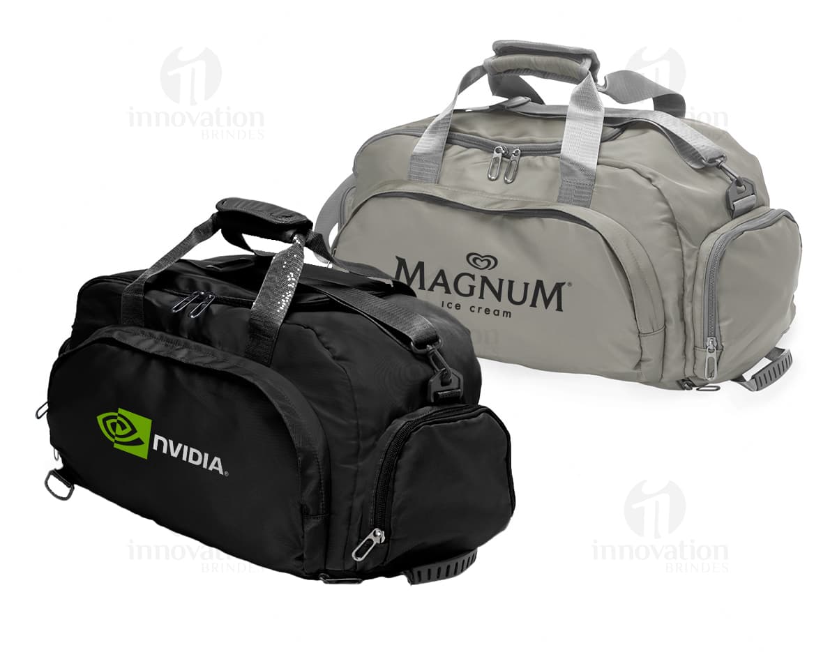 Bolsa esportiva preta de 32 litros feita de couro com fecho de zíper, alças ajustáveis e alça de mão. Possui um design moderno e elegante, ideal para viagens e atividades esportivas.