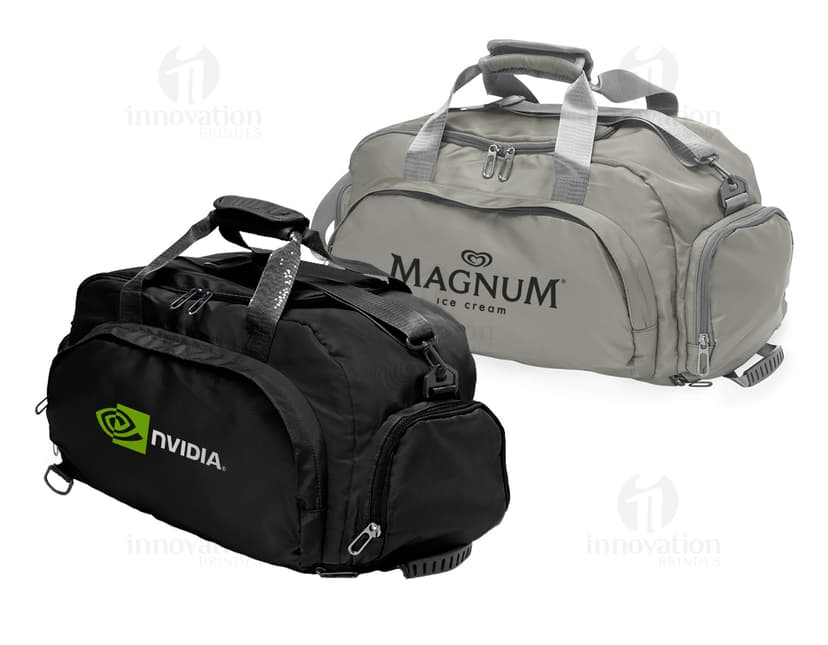 Bolsa esportiva preta de 32 litros feita de couro com fecho de zíper, alças ajustáveis e alça de mão. Possui um design moderno e elegante, ideal para viagens e atividades esportivas.