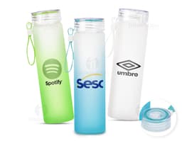 Garrafa de Vidro 470ml transparente com tampa de metal prateada, em fundo branco.