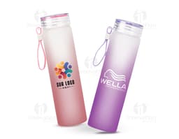 Garrafa de Vidro 470ml transparente com tampa de metal prateada, em fundo branco.