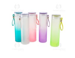 Garrafa de Vidro 470ml transparente com tampa de metal prateada, em fundo branco.