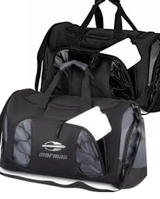 Mala esportiva de poliéster preta e rosa, moderna e elegante, com alça de mão e alça para o ombro, possui zipper, bolso frontal, ideal para viagens e prática esportiva.
