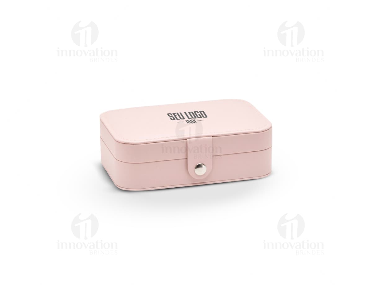 Porta joias com compartimentos para anéis em metal brilhante, design elegante, vazio, com fechadura e chave para maior segurança e organização de joias e acessórios.