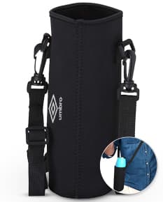 Porta Copo ou Garrafa isotérmica de metal prateado e preto, com design moderno e tecnologia digital. O objeto possui fecho de aço, revestimento em couro brilhante e capacidade para armazenar líquidos. Perfeito para manter bebidas quentes ou frias por mais tempo.