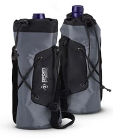 Capa para garrafa nylon para manter sua bebida gelada por mais tempo. Ideal para uso em viagens, passeios e no trabalho. Mantenha-se sempre hidratado com estilo. Compre já!