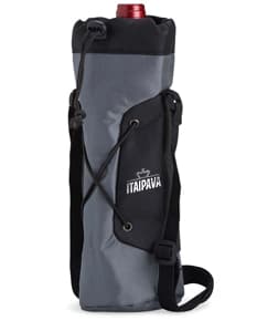 Mochila preta de couro com alça única, zíper e bolsos. Ideal para viagens e casual.