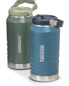 Garrafa térmica de 1,1 litros em metal prateado, com design em aço inoxidável e acabamento preto brilhante. Possui capacidade de armazenamento para água ou líquidos quentes e frios, ideal para uso em viagens, acampamentos ou no dia a dia.