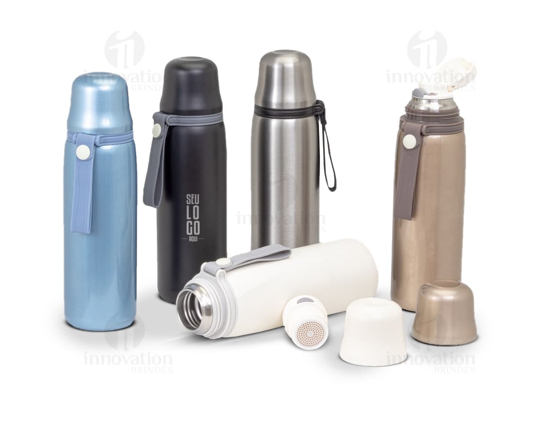 Garrafa térmica de metal inox com filtro infusor, contendo líquido transparente. Ideal para manter a temperatura de bebidas frescas ou quentes por mais tempo. Design elegante e prático para uso diário.