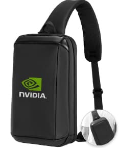 Headset preto com fio conectado a um dispositivo moderno, com etiqueta de preço. Aparece também um microfone próximo ao equipamento, indicando uso para escutar música ou comunicação.