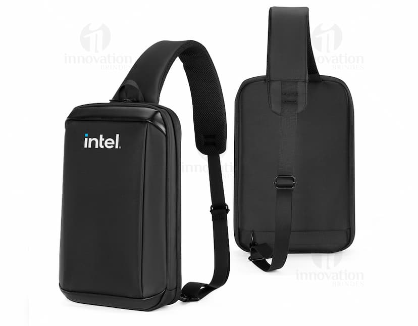 Headset preto com fio conectado a um dispositivo moderno, com etiqueta de preço. Aparece também um microfone próximo ao equipamento, indicando uso para escutar música ou comunicação.