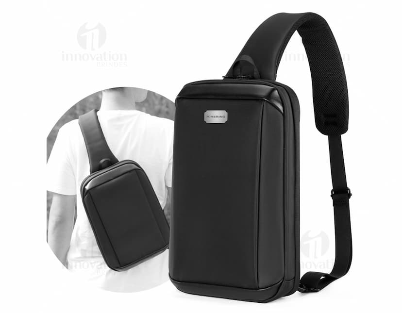 Headset preto com fio conectado a um dispositivo moderno, com etiqueta de preço. Aparece também um microfone próximo ao equipamento, indicando uso para escutar música ou comunicação.