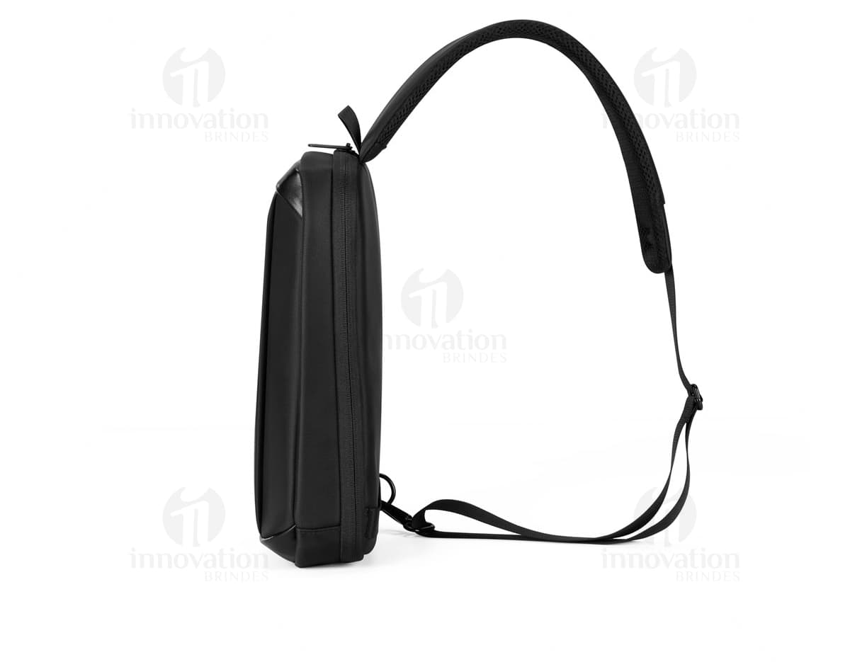 Headset preto com fio conectado a um dispositivo moderno, com etiqueta de preço. Aparece também um microfone próximo ao equipamento, indicando uso para escutar música ou comunicação.