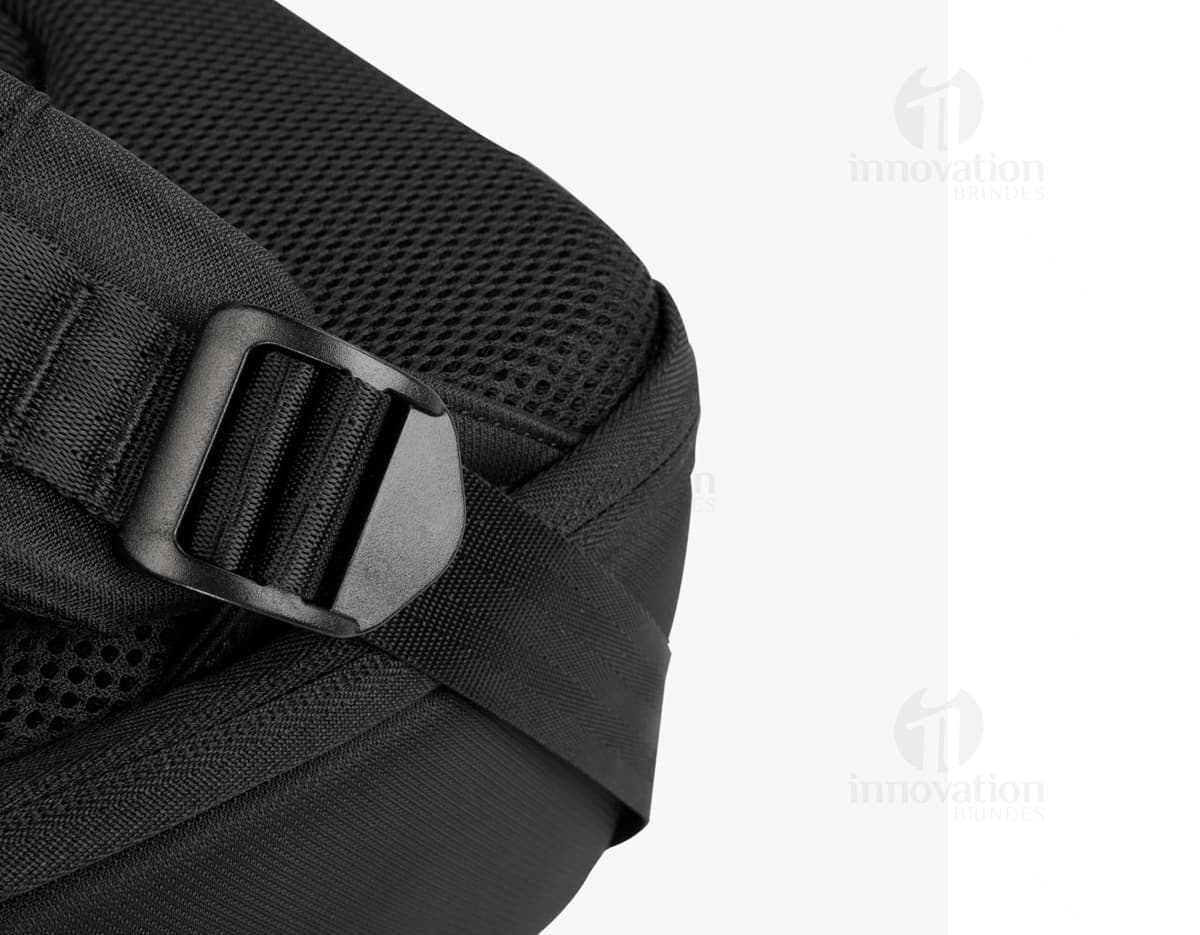 Imagem de uma mochila premium para viagens, com diversos compartimentos e design elegante. Ideal para armazenar dispositivos eletrônicos, como laptop, tablet e smartphone, de forma segura e organizada durante viagens de negócios ou lazer.