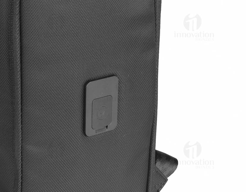 Imagem de uma mochila premium para viagens, com diversos compartimentos e design elegante. Ideal para armazenar dispositivos eletrônicos, como laptop, tablet e smartphone, de forma segura e organizada durante viagens de negócios ou lazer.