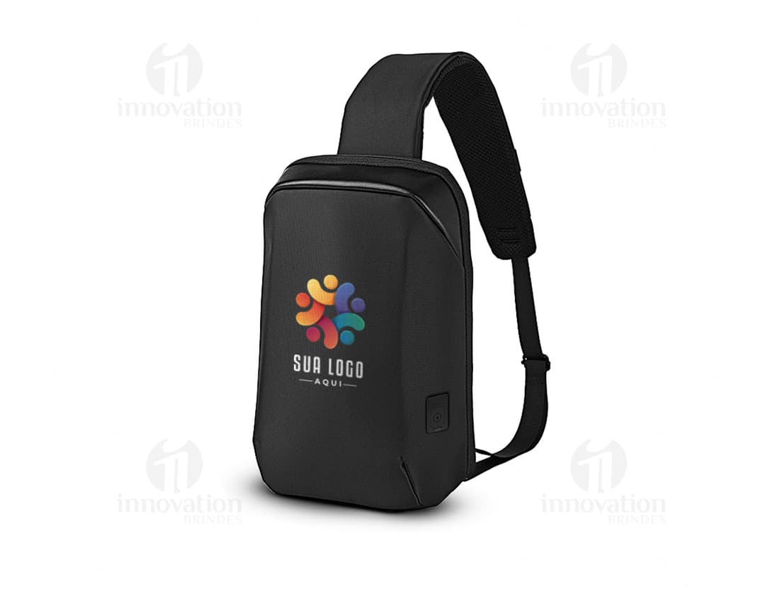 Mochila transversal preta com diversos bolsos e compartimentos, ideal para transportar laptop, dispositivos eletrônicos e materiais de trabalho. Perfeita para quem busca praticidade e organização no dia a dia.
