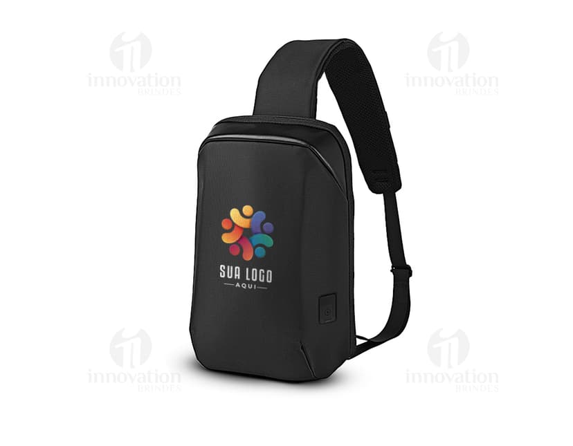 Mochila transversal preta com diversos bolsos e compartimentos, ideal para transportar laptop, dispositivos eletrônicos e materiais de trabalho. Perfeita para quem busca praticidade e organização no dia a dia.