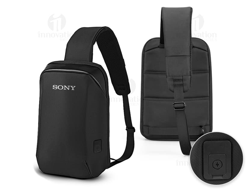Mochila transversal preta com diversos bolsos e compartimentos, ideal para transportar laptop, dispositivos eletrônicos e materiais de trabalho. Perfeita para quem busca praticidade e organização no dia a dia.