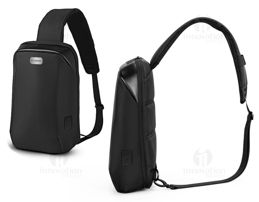 Mochila transversal preta com diversos bolsos e compartimentos, ideal para transportar laptop, dispositivos eletrônicos e materiais de trabalho. Perfeita para quem busca praticidade e organização no dia a dia.
