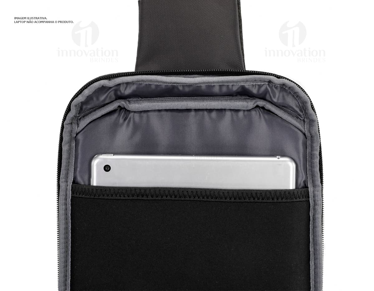 Mochila transversal preta com diversos bolsos e compartimentos, ideal para transportar laptop, dispositivos eletrônicos e materiais de trabalho. Perfeita para quem busca praticidade e organização no dia a dia.