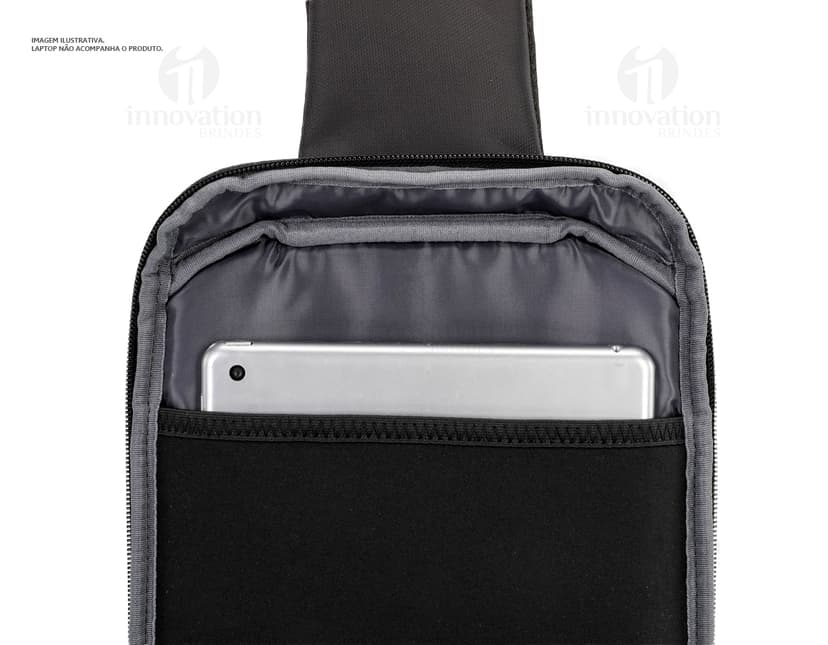 Mochila transversal preta com diversos bolsos e compartimentos, ideal para transportar laptop, dispositivos eletrônicos e materiais de trabalho. Perfeita para quem busca praticidade e organização no dia a dia.