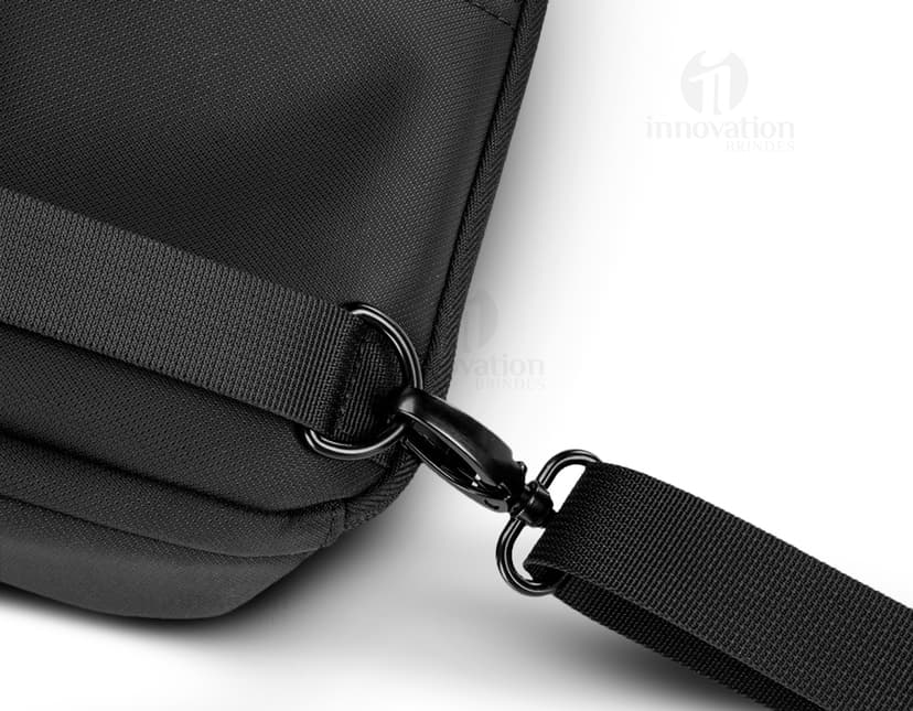 Mochila transversal preta com diversos bolsos e compartimentos, ideal para transportar laptop, dispositivos eletrônicos e materiais de trabalho. Perfeita para quem busca praticidade e organização no dia a dia.