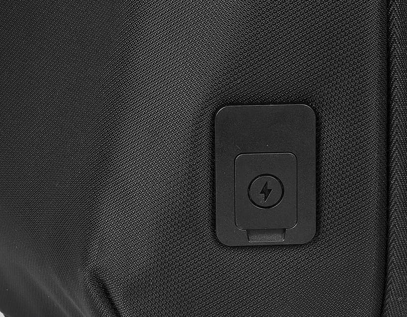 Mochila transversal preta com diversos bolsos e compartimentos, ideal para transportar laptop, dispositivos eletrônicos e materiais de trabalho. Perfeita para quem busca praticidade e organização no dia a dia.