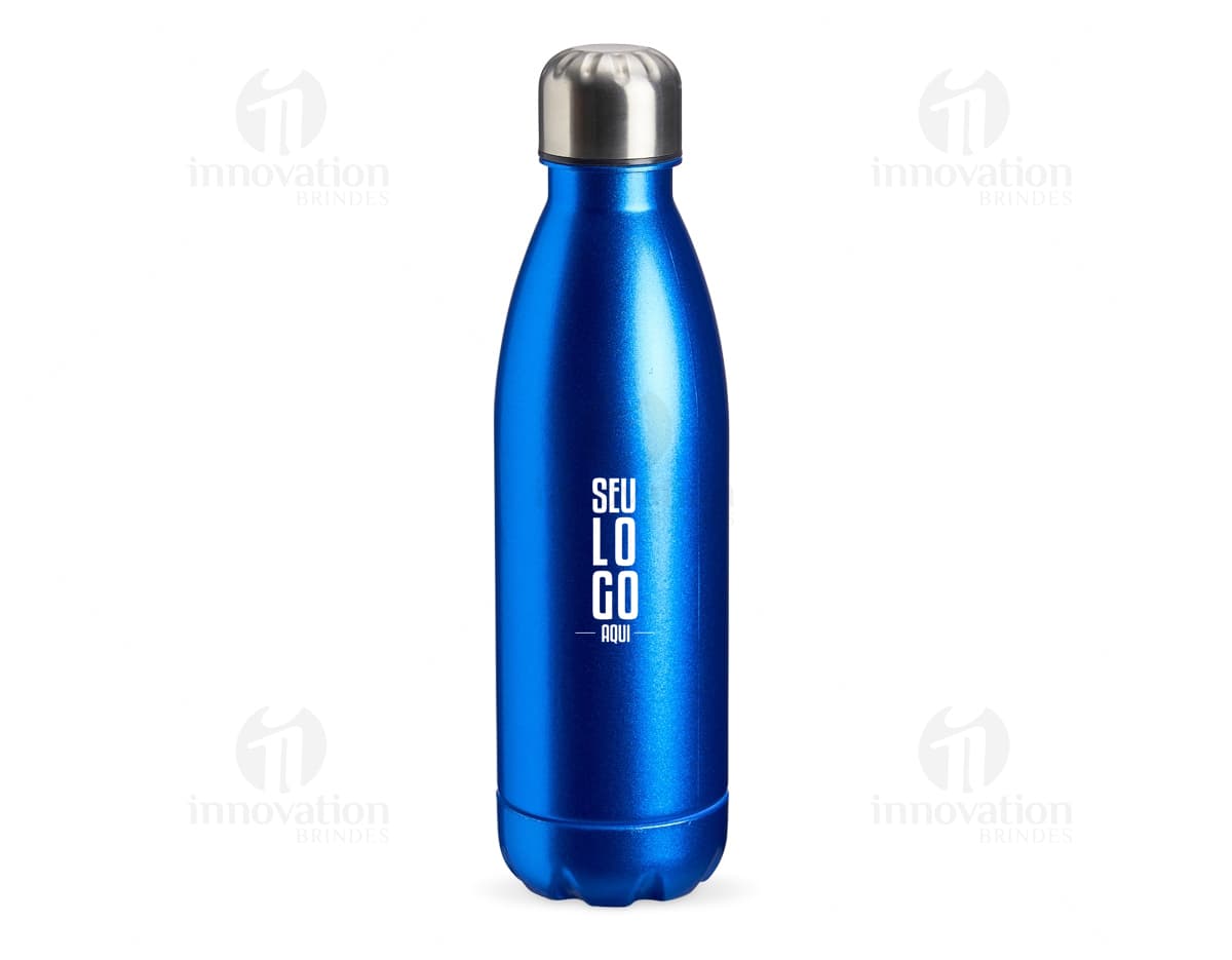 Garrafa plástica de 680ml contendo líquido transparente. A garrafa possui tampa marrom e rótulo amarelo. A imagem mostra a garrafa em um ambiente limpo e iluminado, com reflexos de luz.