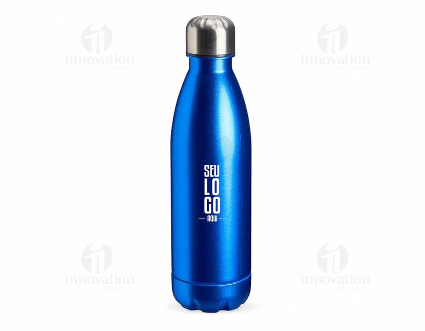 Garrafa plástica de 680ml contendo líquido transparente. A garrafa possui tampa marrom e rótulo amarelo. A imagem mostra a garrafa em um ambiente limpo e iluminado, com reflexos de luz.