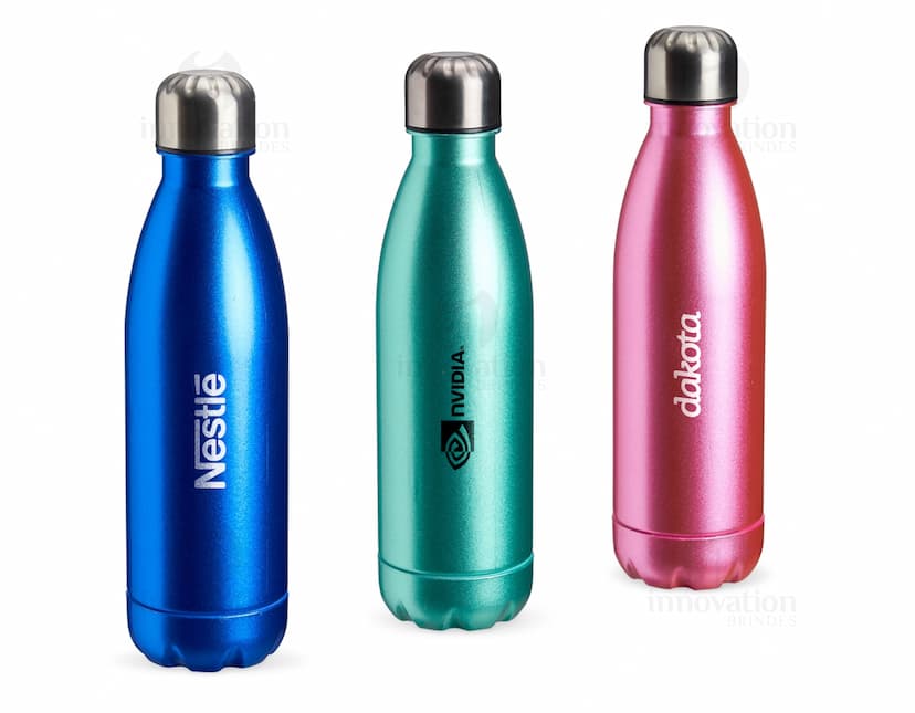 Garrafa plástica de 680ml contendo líquido transparente. A garrafa possui tampa marrom e rótulo amarelo. A imagem mostra a garrafa em um ambiente limpo e iluminado, com reflexos de luz.