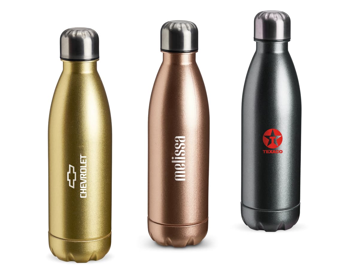 Garrafa plástica de 680ml contendo líquido transparente. A garrafa possui tampa marrom e rótulo amarelo. A imagem mostra a garrafa em um ambiente limpo e iluminado, com reflexos de luz.