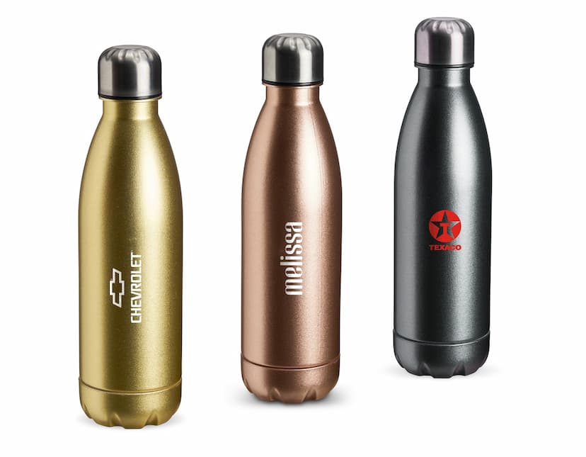 Garrafa plástica de 680ml contendo líquido transparente. A garrafa possui tampa marrom e rótulo amarelo. A imagem mostra a garrafa em um ambiente limpo e iluminado, com reflexos de luz.