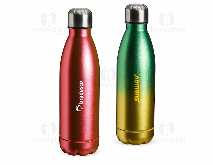 Garrafa plástica de 680ml contendo líquido transparente. A garrafa possui tampa marrom e rótulo amarelo. A imagem mostra a garrafa em um ambiente limpo e iluminado, com reflexos de luz.